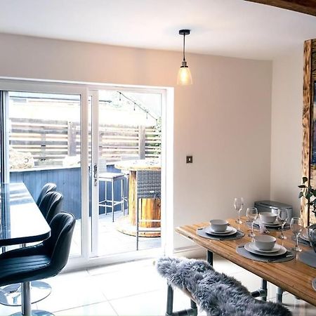 4 Bedroom - Sleep 9 Home In Cheadle Staffordshire - Alton Towers Polar Express Dimmingsdale Peak District Trentham Gardens Water World エクステリア 写真