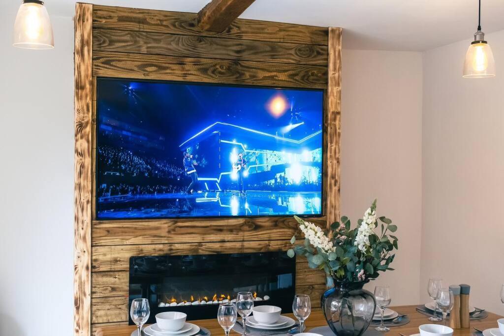 4 Bedroom - Sleep 9 Home In Cheadle Staffordshire - Alton Towers Polar Express Dimmingsdale Peak District Trentham Gardens Water World エクステリア 写真