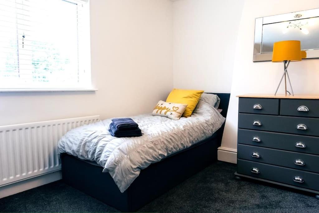 4 Bedroom - Sleep 9 Home In Cheadle Staffordshire - Alton Towers Polar Express Dimmingsdale Peak District Trentham Gardens Water World エクステリア 写真