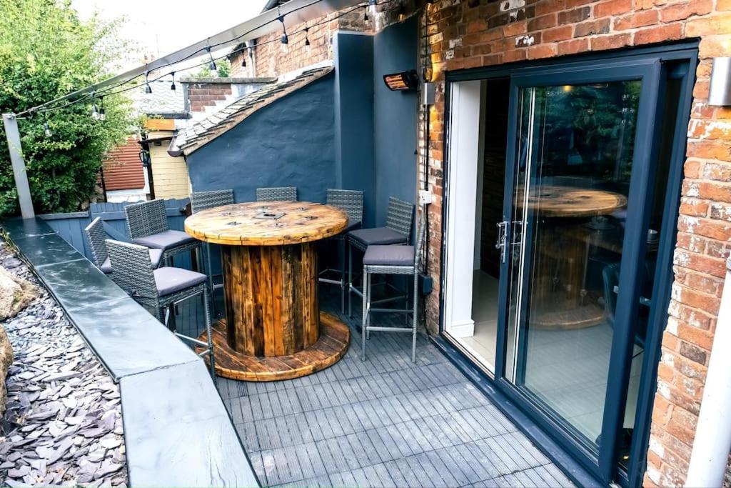 4 Bedroom - Sleep 9 Home In Cheadle Staffordshire - Alton Towers Polar Express Dimmingsdale Peak District Trentham Gardens Water World エクステリア 写真