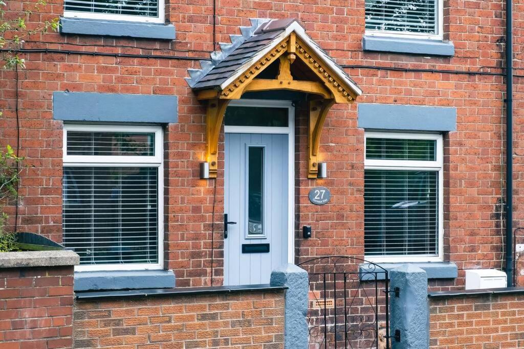 4 Bedroom - Sleep 9 Home In Cheadle Staffordshire - Alton Towers Polar Express Dimmingsdale Peak District Trentham Gardens Water World エクステリア 写真
