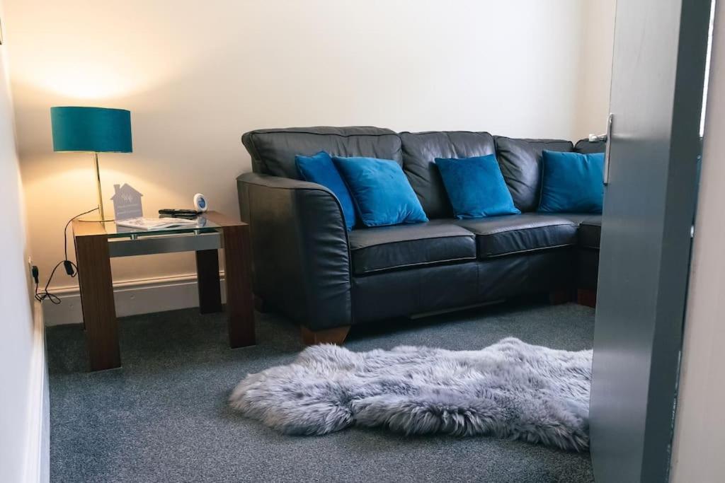 4 Bedroom - Sleep 9 Home In Cheadle Staffordshire - Alton Towers Polar Express Dimmingsdale Peak District Trentham Gardens Water World エクステリア 写真
