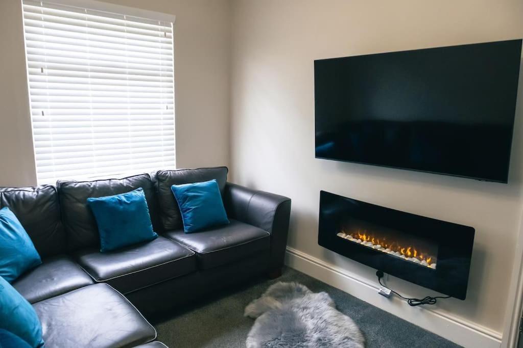 4 Bedroom - Sleep 9 Home In Cheadle Staffordshire - Alton Towers Polar Express Dimmingsdale Peak District Trentham Gardens Water World エクステリア 写真