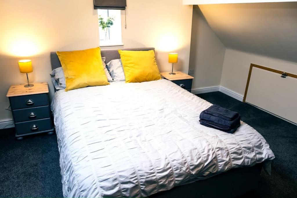 4 Bedroom - Sleep 9 Home In Cheadle Staffordshire - Alton Towers Polar Express Dimmingsdale Peak District Trentham Gardens Water World エクステリア 写真