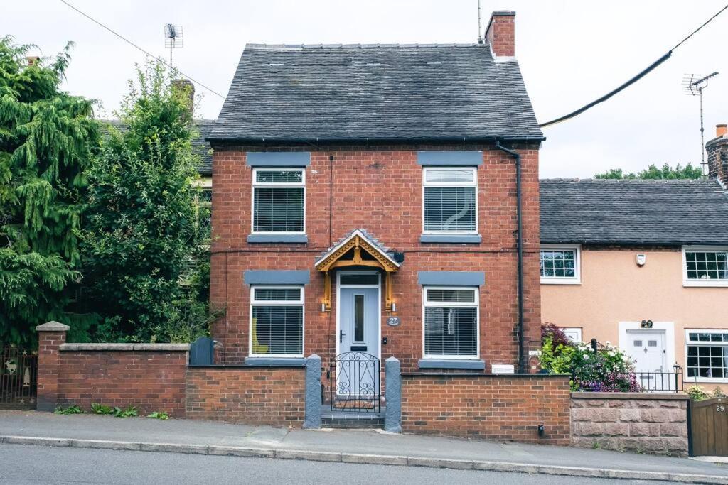 4 Bedroom - Sleep 9 Home In Cheadle Staffordshire - Alton Towers Polar Express Dimmingsdale Peak District Trentham Gardens Water World エクステリア 写真