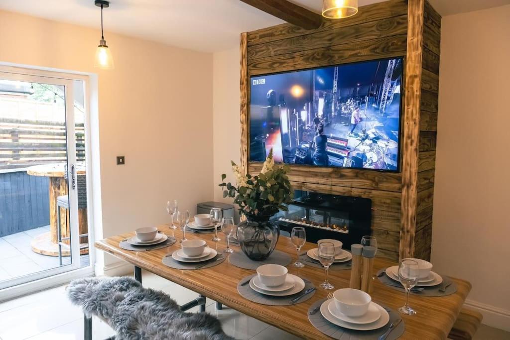 4 Bedroom - Sleep 9 Home In Cheadle Staffordshire - Alton Towers Polar Express Dimmingsdale Peak District Trentham Gardens Water World エクステリア 写真
