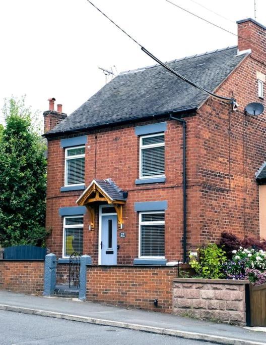 4 Bedroom - Sleep 9 Home In Cheadle Staffordshire - Alton Towers Polar Express Dimmingsdale Peak District Trentham Gardens Water World エクステリア 写真