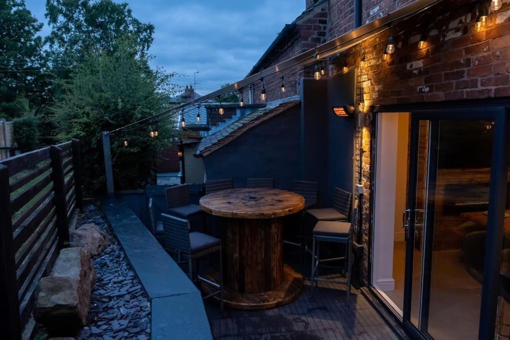 4 Bedroom - Sleep 9 Home In Cheadle Staffordshire - Alton Towers Polar Express Dimmingsdale Peak District Trentham Gardens Water World エクステリア 写真