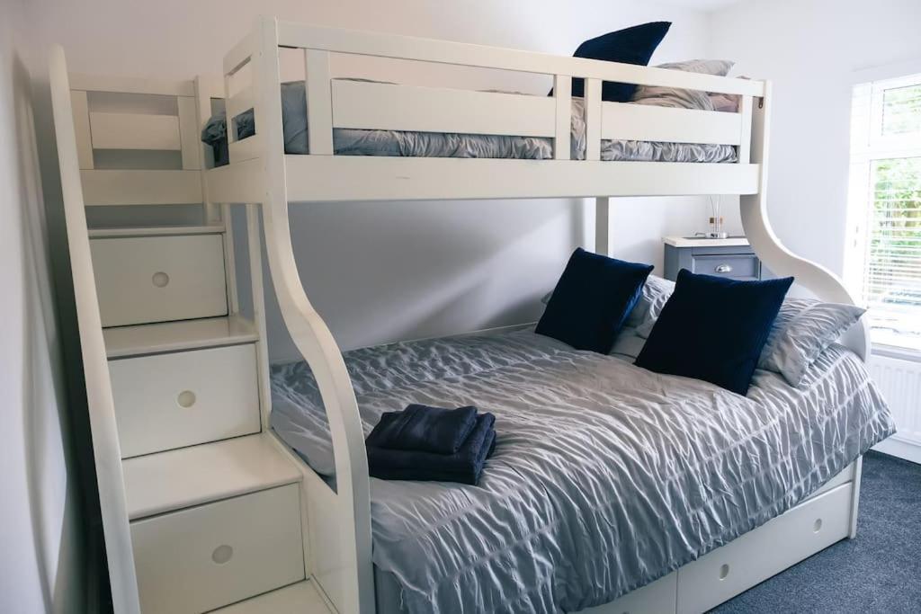 4 Bedroom - Sleep 9 Home In Cheadle Staffordshire - Alton Towers Polar Express Dimmingsdale Peak District Trentham Gardens Water World エクステリア 写真