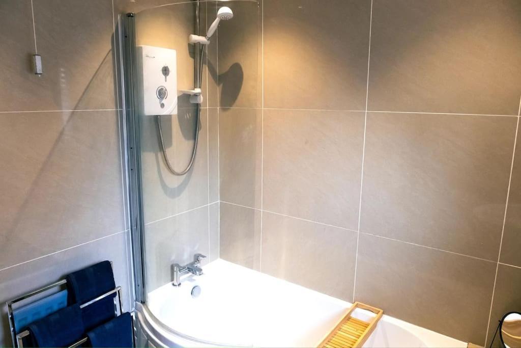 4 Bedroom - Sleep 9 Home In Cheadle Staffordshire - Alton Towers Polar Express Dimmingsdale Peak District Trentham Gardens Water World エクステリア 写真