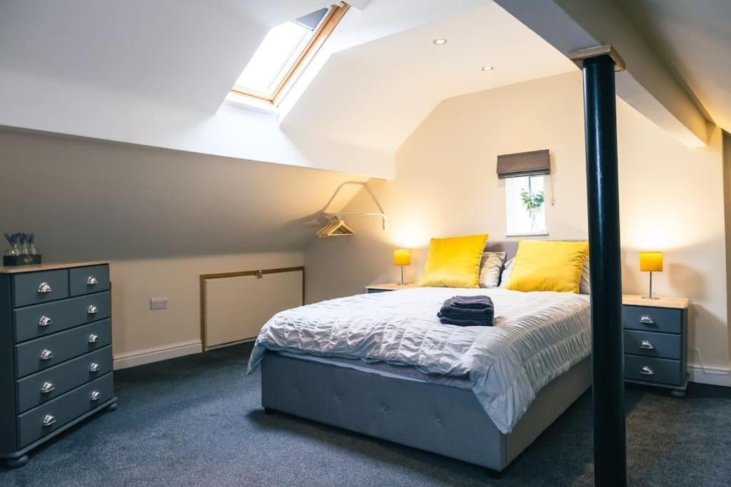 4 Bedroom - Sleep 9 Home In Cheadle Staffordshire - Alton Towers Polar Express Dimmingsdale Peak District Trentham Gardens Water World エクステリア 写真