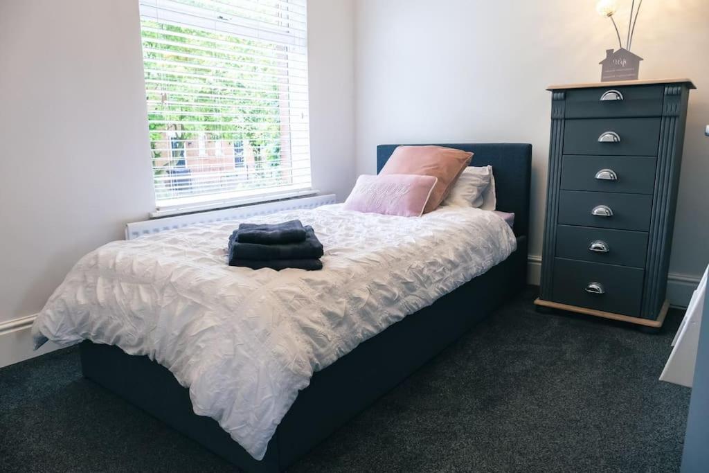 4 Bedroom - Sleep 9 Home In Cheadle Staffordshire - Alton Towers Polar Express Dimmingsdale Peak District Trentham Gardens Water World エクステリア 写真
