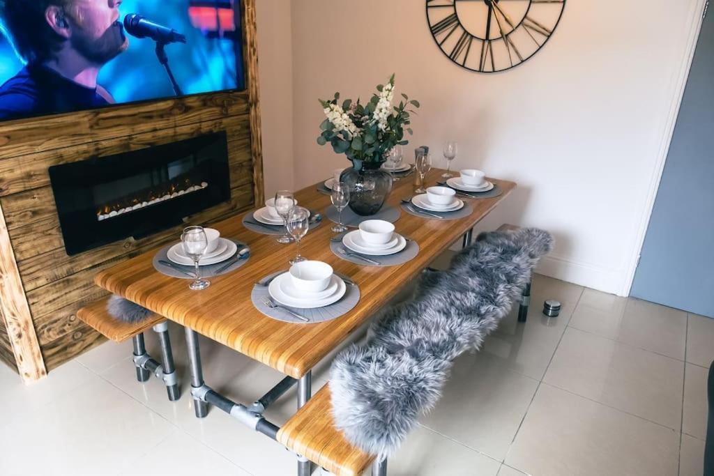 4 Bedroom - Sleep 9 Home In Cheadle Staffordshire - Alton Towers Polar Express Dimmingsdale Peak District Trentham Gardens Water World エクステリア 写真