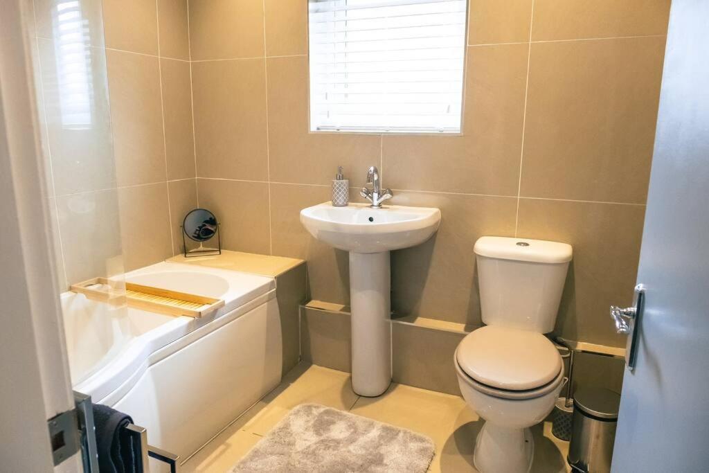 4 Bedroom - Sleep 9 Home In Cheadle Staffordshire - Alton Towers Polar Express Dimmingsdale Peak District Trentham Gardens Water World エクステリア 写真
