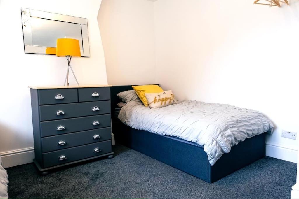 4 Bedroom - Sleep 9 Home In Cheadle Staffordshire - Alton Towers Polar Express Dimmingsdale Peak District Trentham Gardens Water World エクステリア 写真
