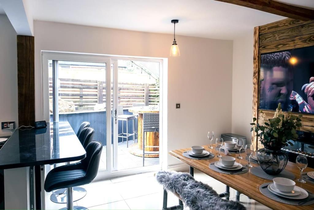 4 Bedroom - Sleep 9 Home In Cheadle Staffordshire - Alton Towers Polar Express Dimmingsdale Peak District Trentham Gardens Water World エクステリア 写真