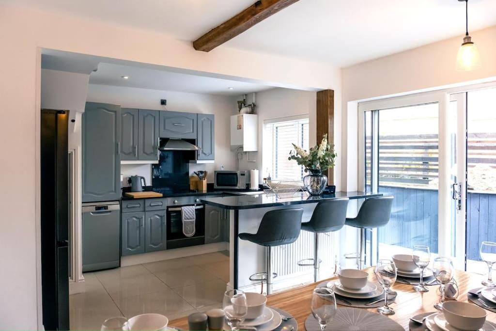 4 Bedroom - Sleep 9 Home In Cheadle Staffordshire - Alton Towers Polar Express Dimmingsdale Peak District Trentham Gardens Water World エクステリア 写真