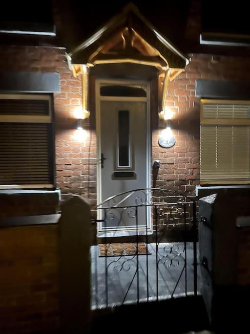 4 Bedroom - Sleep 9 Home In Cheadle Staffordshire - Alton Towers Polar Express Dimmingsdale Peak District Trentham Gardens Water World エクステリア 写真