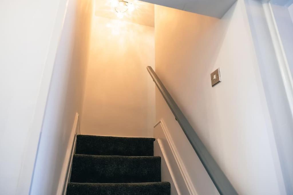 4 Bedroom - Sleep 9 Home In Cheadle Staffordshire - Alton Towers Polar Express Dimmingsdale Peak District Trentham Gardens Water World エクステリア 写真