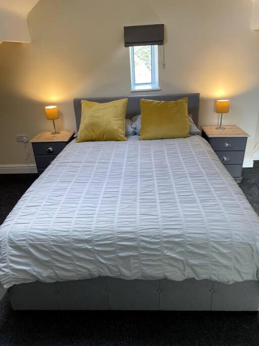 4 Bedroom - Sleep 9 Home In Cheadle Staffordshire - Alton Towers Polar Express Dimmingsdale Peak District Trentham Gardens Water World エクステリア 写真