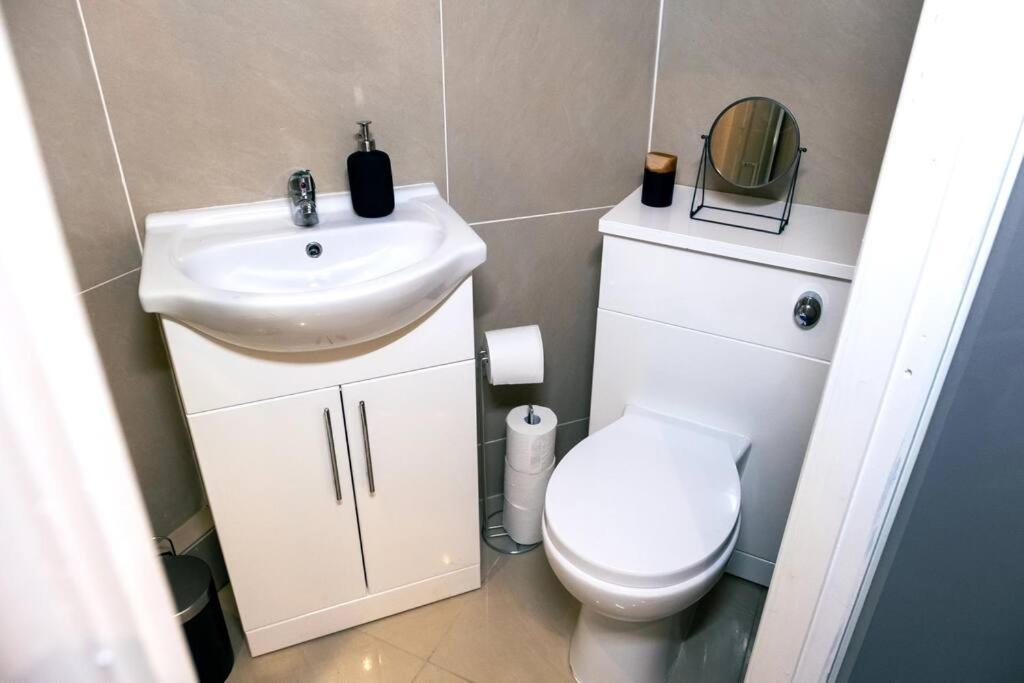 4 Bedroom - Sleep 9 Home In Cheadle Staffordshire - Alton Towers Polar Express Dimmingsdale Peak District Trentham Gardens Water World エクステリア 写真