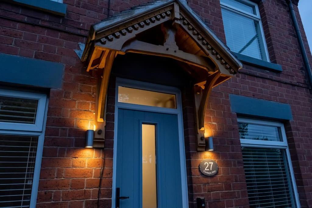 4 Bedroom - Sleep 9 Home In Cheadle Staffordshire - Alton Towers Polar Express Dimmingsdale Peak District Trentham Gardens Water World エクステリア 写真