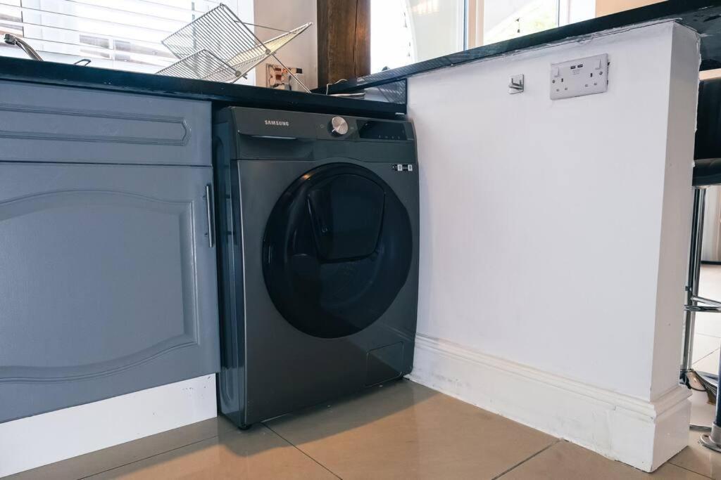 4 Bedroom - Sleep 9 Home In Cheadle Staffordshire - Alton Towers Polar Express Dimmingsdale Peak District Trentham Gardens Water World エクステリア 写真