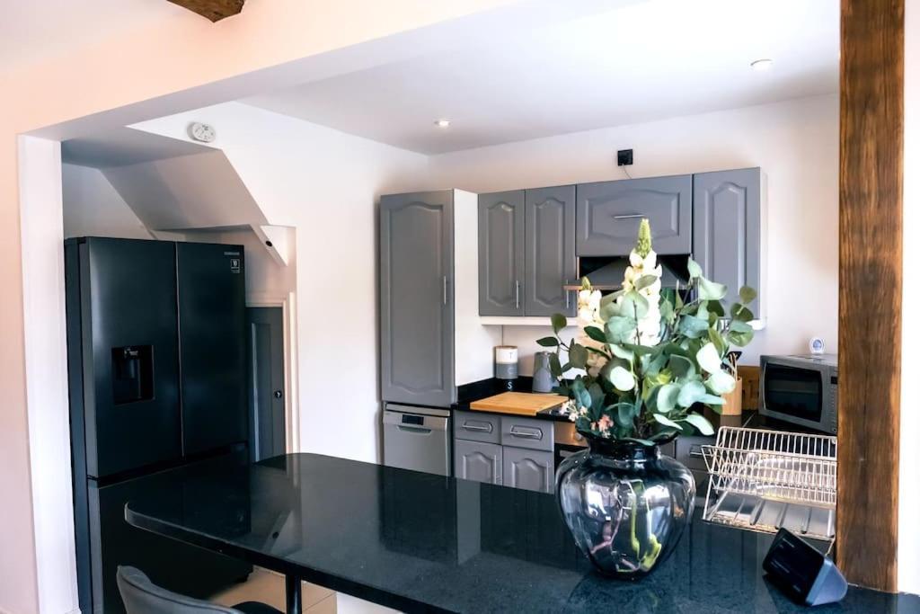4 Bedroom - Sleep 9 Home In Cheadle Staffordshire - Alton Towers Polar Express Dimmingsdale Peak District Trentham Gardens Water World エクステリア 写真